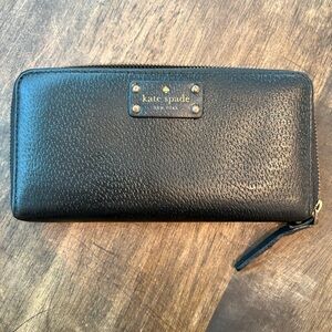 KATE SPADE Black Leather Zippy Wallet! Good condition! Many slots & 3 areas!